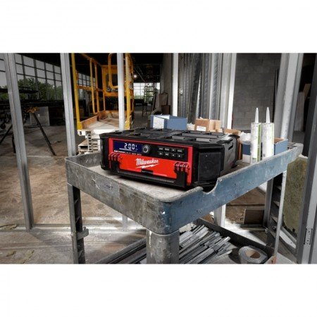 Radijas-įkroviklis MILWAUKEE M18 PRCDAB+-0 Packout-Radijo imtuvai, kolonėlės-Akumuliatoriniai įrankiai-Milwaukee-irankiai-darbui