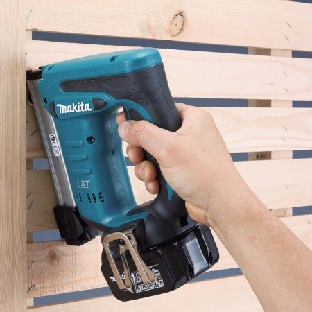 Akumuliatorinis kabiakalis MAKITA DST221Z-Akumuliatoriniai kniedikliai, viniakalės-Akumuliatoriniai įrankiai-Makita-irankiai-dar